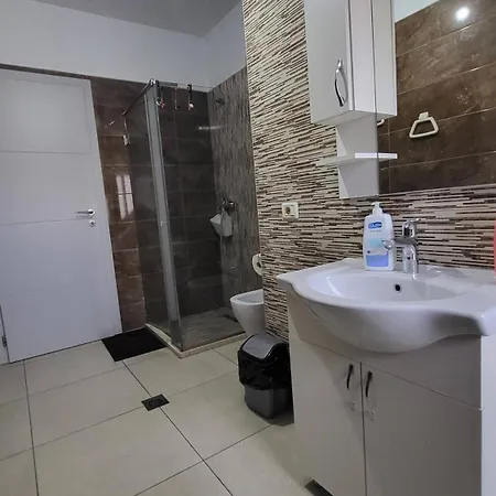 Guest house In Guest - Double In Front Of Bus Stop *