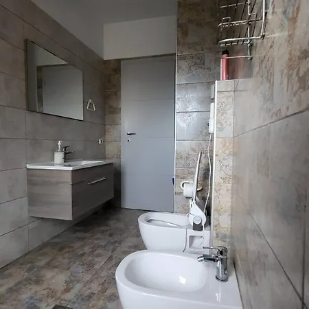 In Guest - Double In Front Of Bus Stop Guest house Tirana
